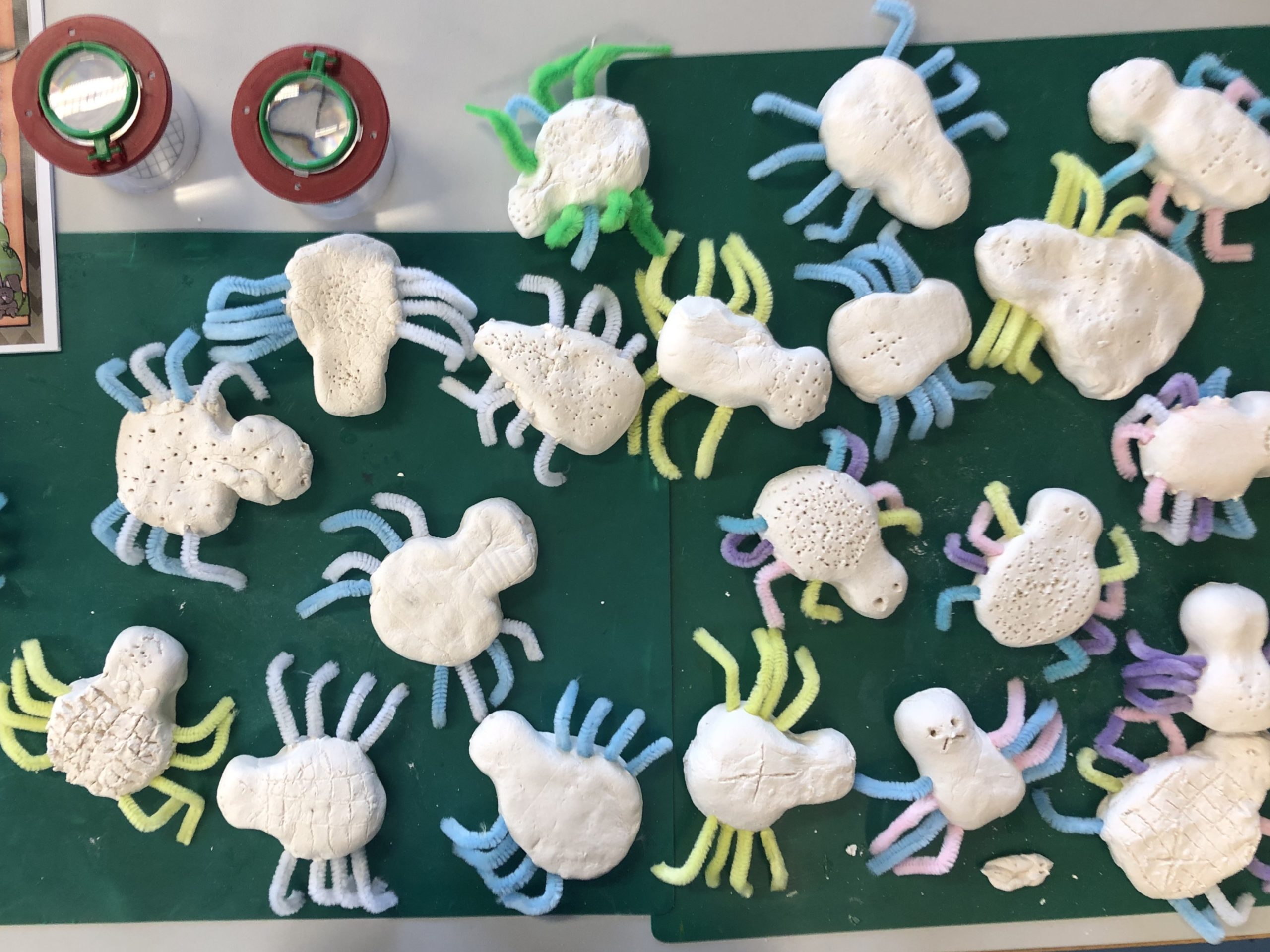 Gebastelte Spinnen aus Ton und Biegeplüsch.